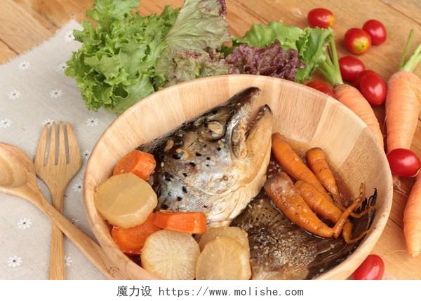 木质桌面上新鲜蔬菜和三文鱼头美食